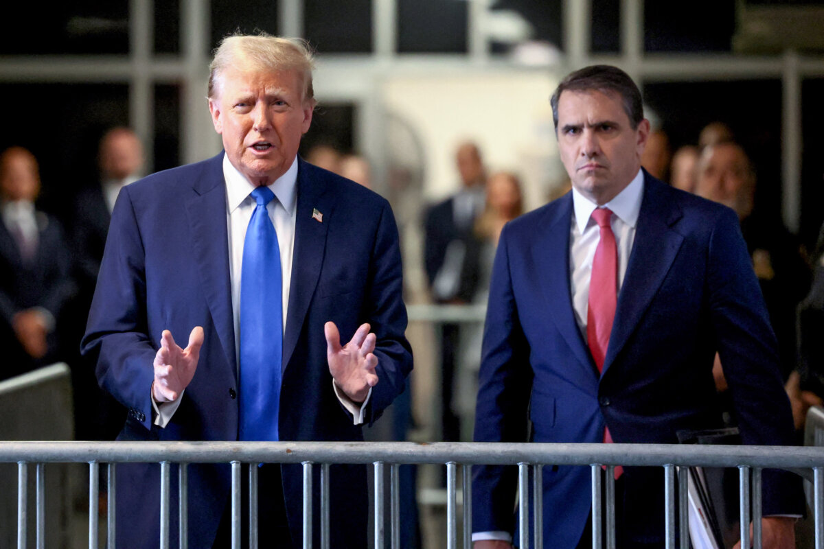 Ông Donald Trump, cựu Tổng thống và là ứng cử viên tổng thống của Đảng Cộng Hòa, cùng với luật sư Todd Blanche (bên phải), đến Tòa án Hình sự Manhattan ở New York, hôm 22/04/2024. (Ảnh: Brendan McDermid/Pool/AFP qua Getty Images)