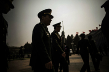 Các đại biểu quân sự đến dự kỳ họp thứ ba của Hội nghị Hiệp thương Chính trị Nhân dân Trung Quốc tại Đại lễ đường Nhân dân ở Bắc Kinh, ngày 10/03/2018. Lãnh đạo ĐCSTQ Tập Cận Bình đang tăng cường kiểm soát giới lãnh đạo đảng cũng như quân đội Trung Quốc. (Ảnh: Fred Dufour/AFP qua Getty Images)