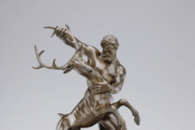 Tác phẩm điêu khắc bằng đồng “Hercules and the Arcadian Stag” (Hercules và Hươu Arcadian) đầu thế kỷ 17, của điêu khắc gia Antonio Susini, phỏng theo tác phẩm của nghệ sỹ Giovanni da Balogna. Quà tặng của bà Ralph Harman Booth, Viện Nghệ thuật Detroit. (Ảnh: Tư liệu công cộng)