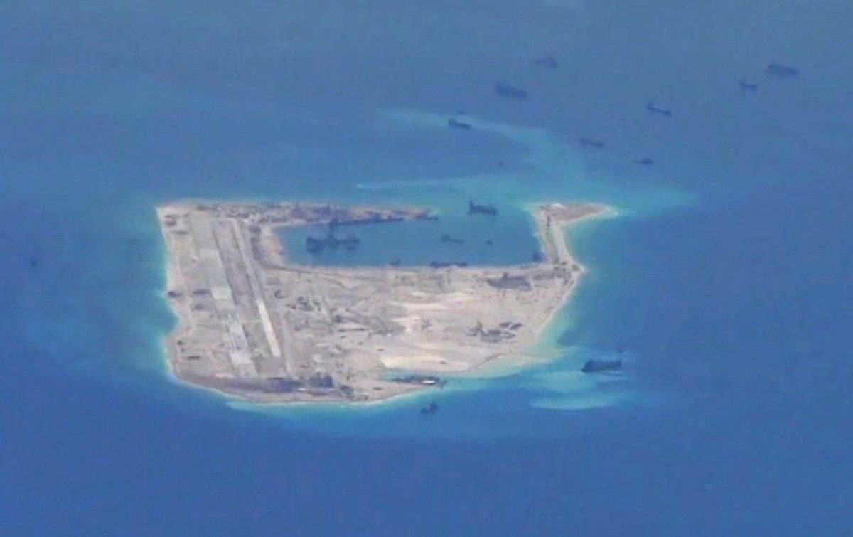 Một trong những hòn đảo nhân tạo của Trung Quốc tại Biển Đông ngày 21 tháng 5 năm 2015. (Ảnh Hải quân Hoa Kỳ / Reuters)
