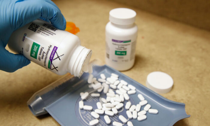 Một kỹ thuật viên dược phẩm đổ ra thuốc Hydroxychloroquine tại công ty Rock Canyon Pharmacy ở Provo, Utah, vào ngày 20/5/ 2020. (Ảnh George Frey / AFP / Getty Images)