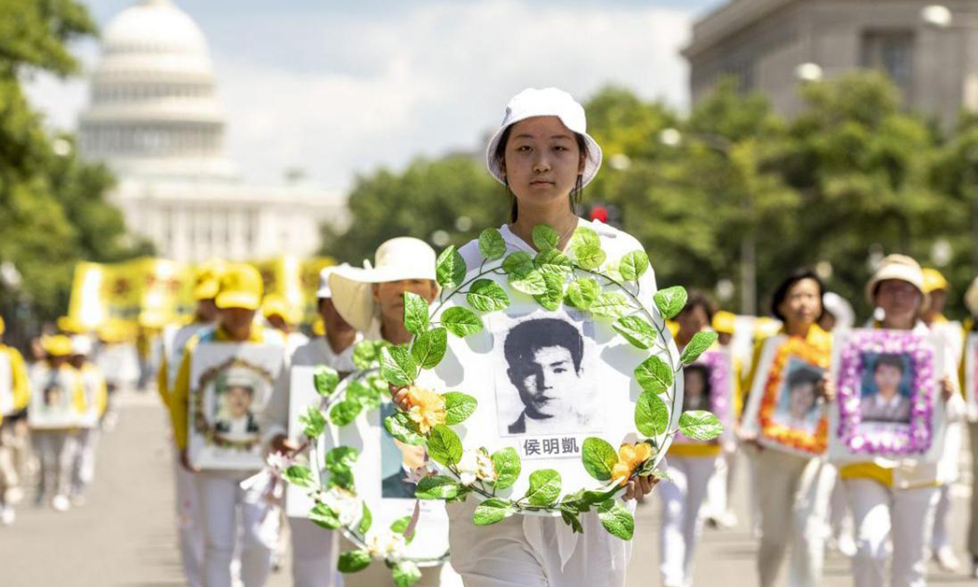 Các học viên Pháp Luân Công diễu hành từ Tòa nhà Quốc hội Hoa Kỳ đến Đài tưởng niệm Washington kỷ niệm 20 năm cuộc đàn áp Pháp Luân Công ở Trung Quốc, tại Washington vào ngày 18 tháng 7 năm 2019. (The Epoch Times)