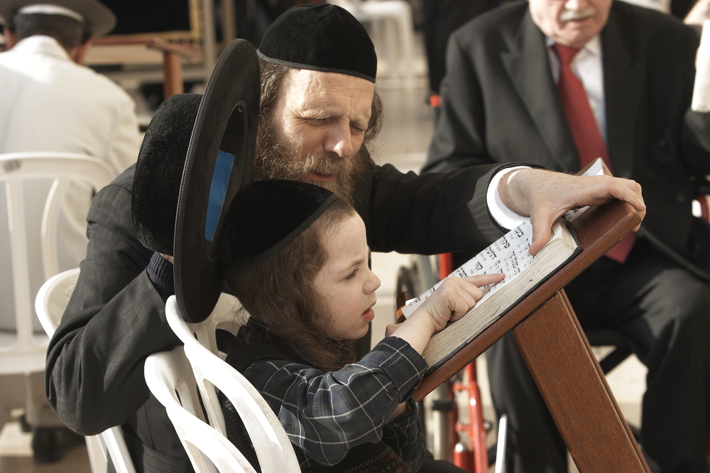 Người Do Thái: Dạy con đọc sách để tẩy tịnh tâm hồn