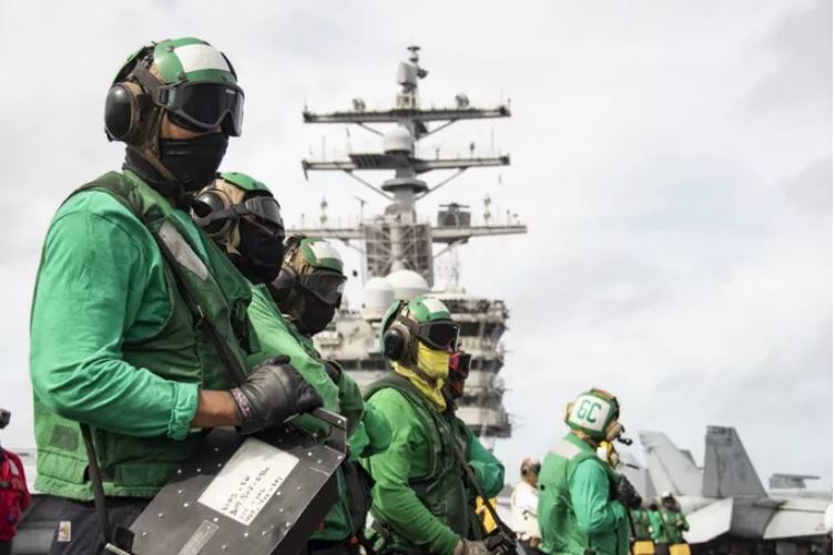 Các thủy thủ làm nhiệm vụ kiểm tra an toàn trước chuyến bay trên tàu USS Ronald Reagan. (Ảnh: U.S. Navy)