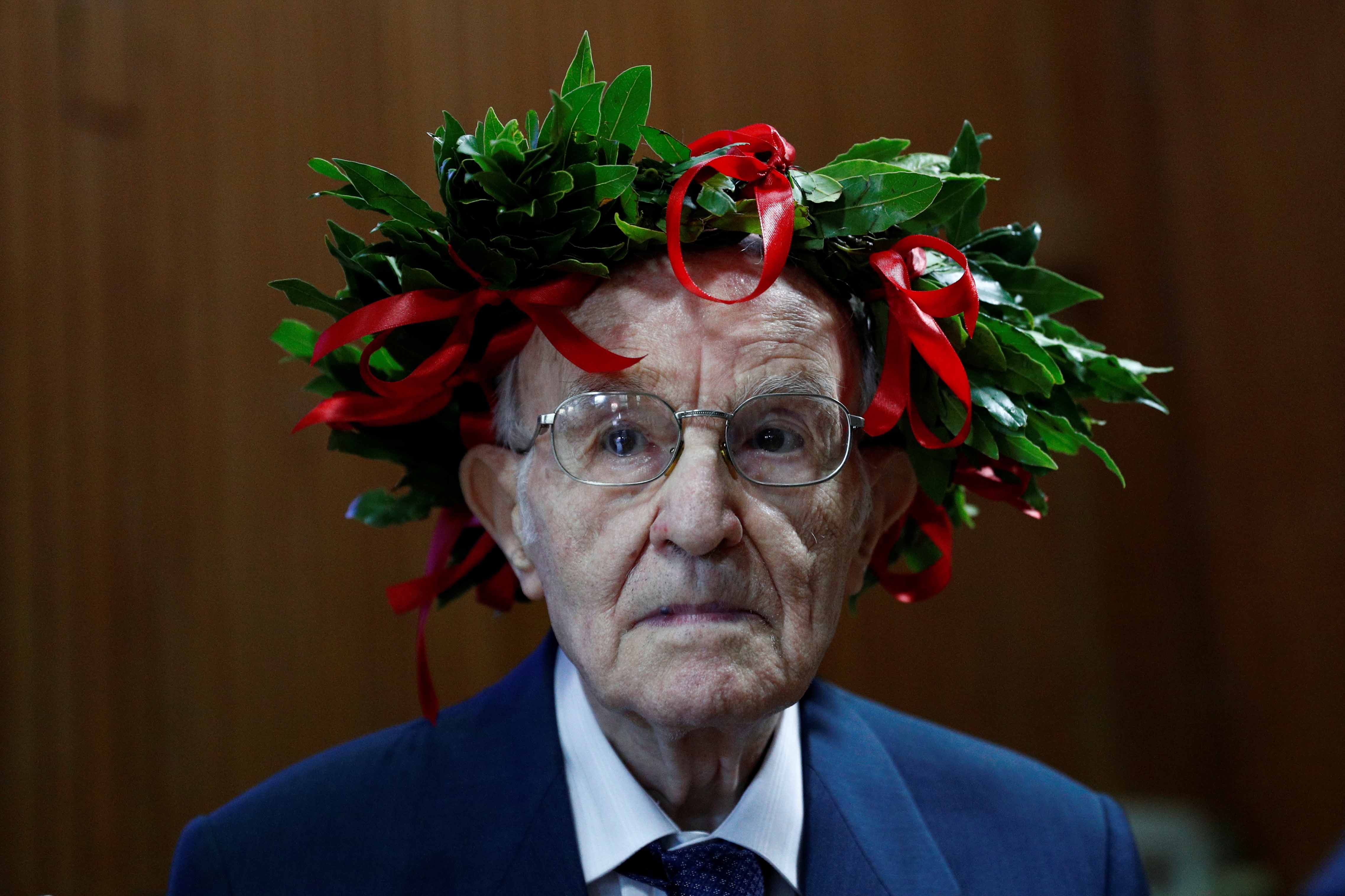 Giuseppe Paterno, 96 tuổi, sinh viên lớn tuổi nhất của Ý, đeo vòng nguyệt quế truyền thống được trao cho các sinh viên Ý khi họ tốt nghiệp, khi ông tham dự lễ tốt nghiệp của mình tại Đại học Palermo, ở Palermo, Ý, ngày 29 tháng 7 năm 2020. (Guglielmo Mangiapane / REUTERS qua The Epoch Times))