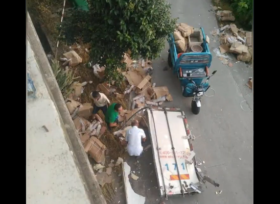 Xe tải chở 10 tấn thịt lợn bị nạn ở Giang Tô, dân chạy tới cướp đi 7 tấn