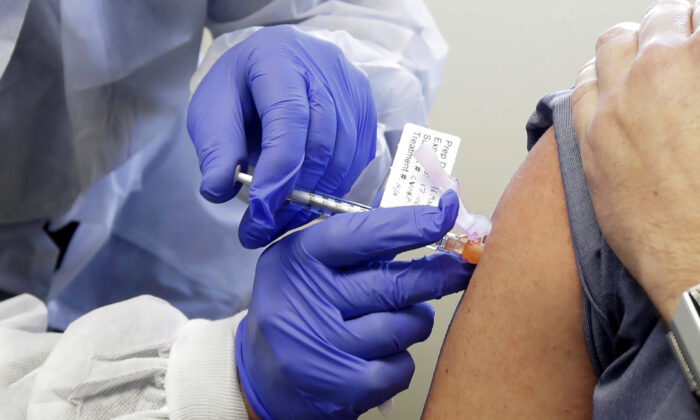 Một tình nguyện viên đang tiêm thử nghiệm lâm sàng nghiên cứu an toàn giai đoạn đầu của vacxinCOVID-19 Moderna tại Viện Nghiên cứu Y tế Kaiser Permanente Washington ở Seattle, Wash., Ngày 16 tháng 3, 2020. (Ảnh Ted S. Warren / AP)