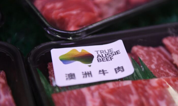 Thịt bò Úc được bày bán trong siêu thị ở Bắc Kinh vào ngày 12 tháng 5 năm 2020. Trung Quốc đình chỉ nhập khẩu từ bốn nhà cung cấp thịt bò lớn của Úc vào ngày 12 tháng 5, chỉ vài tuần sau khi đại sứ Bắc Kinh cảnh báo về một cuộc tẩy chay của người tiêu dùng để trả đũa cho việc Canberra thúc đẩy điều tra nguồn gốc của vi-rút corona. (Ảnh Greg Baker / AFP / Getty Images)