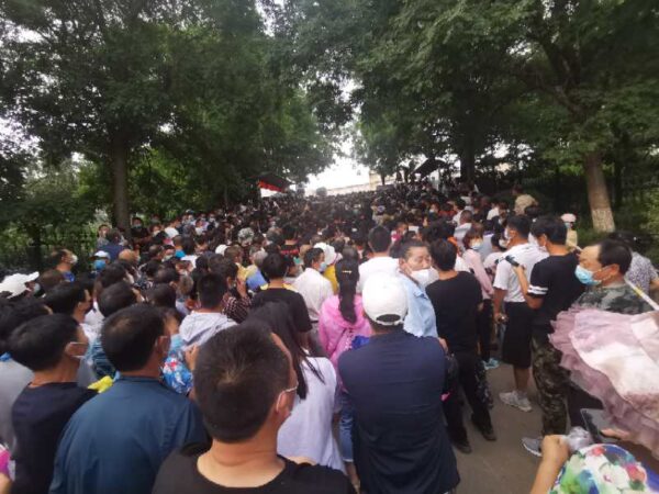 <em>Đám đông người dân ở điểm xét nghiệm acid nucleic COVID-19 ở Đại Liên, Trung Quốc ngày 27/7/2020 (Ảnh cung cấp cho The Epoch Times)</em>