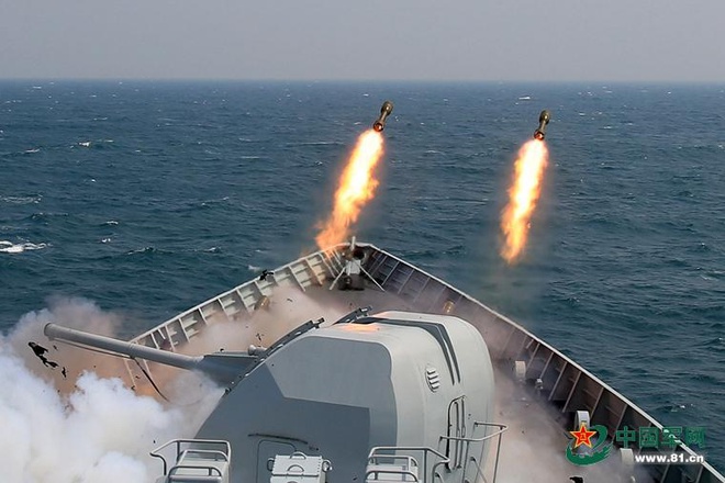 Tàu khu trục tên lửa dẫn đường lớp Sovremenny phóng rocket chống ngầm trong cuộc tập trận. (Ảnh Navy.81.cn)