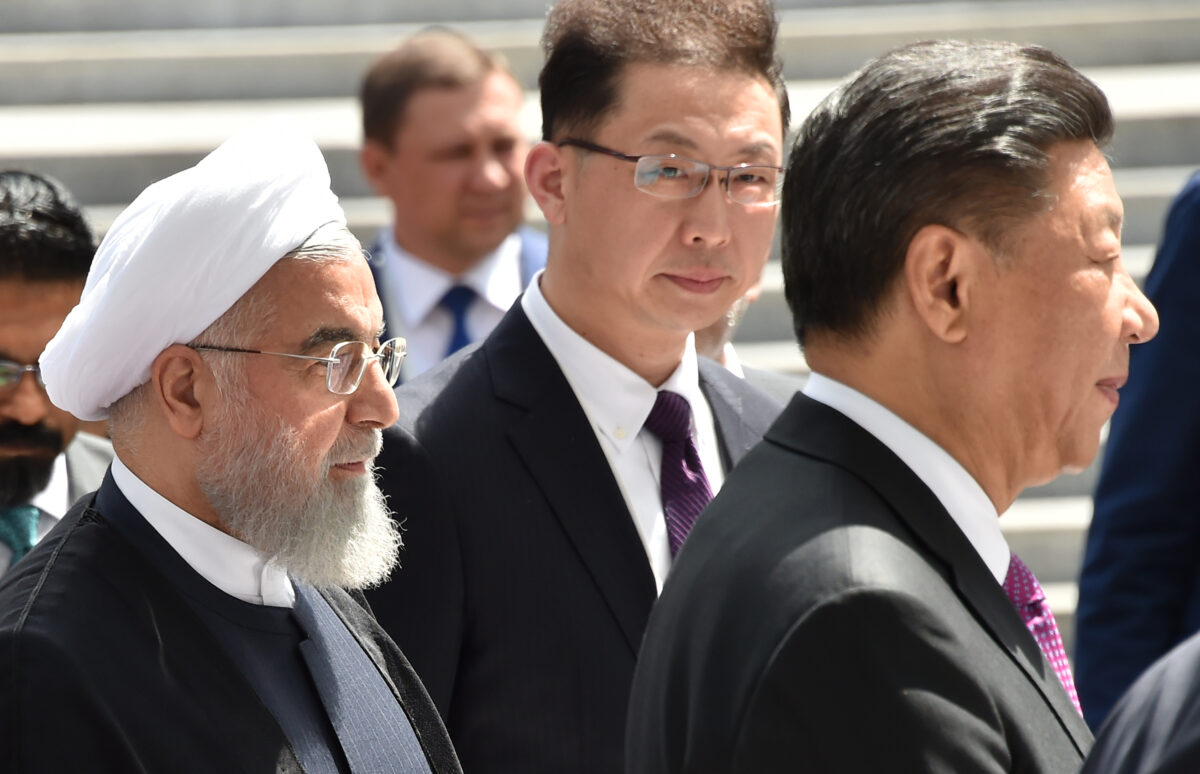 Tổng thống Iran Hassan Rouhani (trái), Chủ tịch Trung Quốc Tập Cận Bình (phải) trong một cuộc họp Hội đồng Nguyên thủ của Tổ chức Hợp tác Thượng Hải (SCO) tại Bishkek vào ngày 14/6/2019. (Ảnh Vyacheslav Oseledko / AFP qua Getty Images)