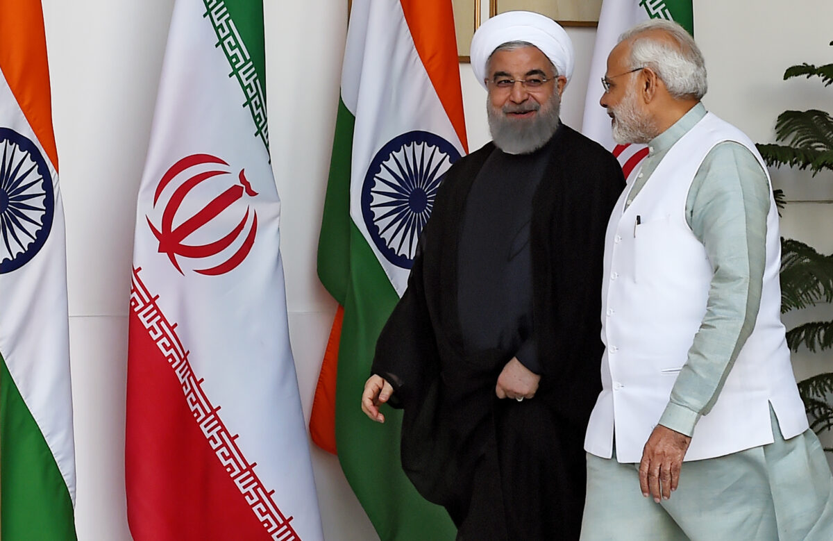 Tổng thống Iran Hassan Rouhani (trái) và Thủ tướng Ấn Độ Narendra Modi đến cuộc họp tại tòa nhà Hyderabad ở New Delhi vào ngày 17/2/2018. (Ảnh Money Sharma / AFP qua Getty Images)