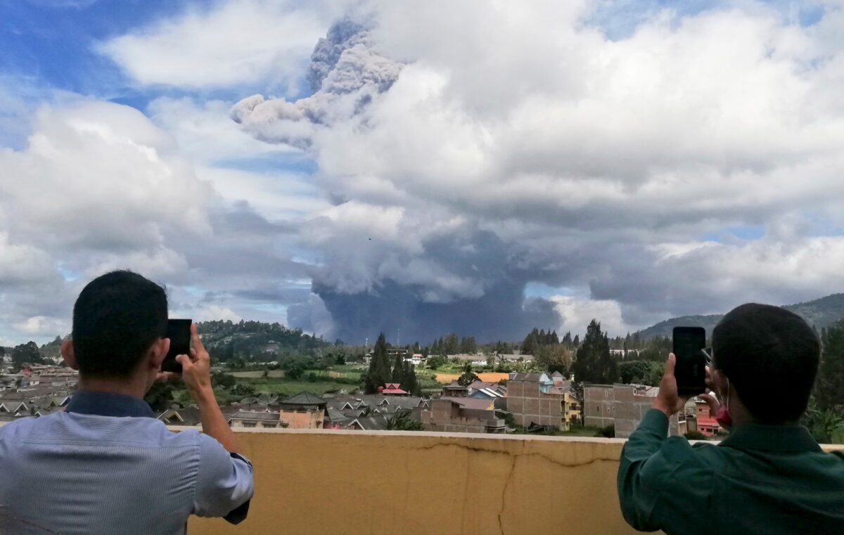 Indonesia: Cột tro bụi núi lửa cao 5 km; Thêm một thị trưởng thành phố tử vong vì Covid-19