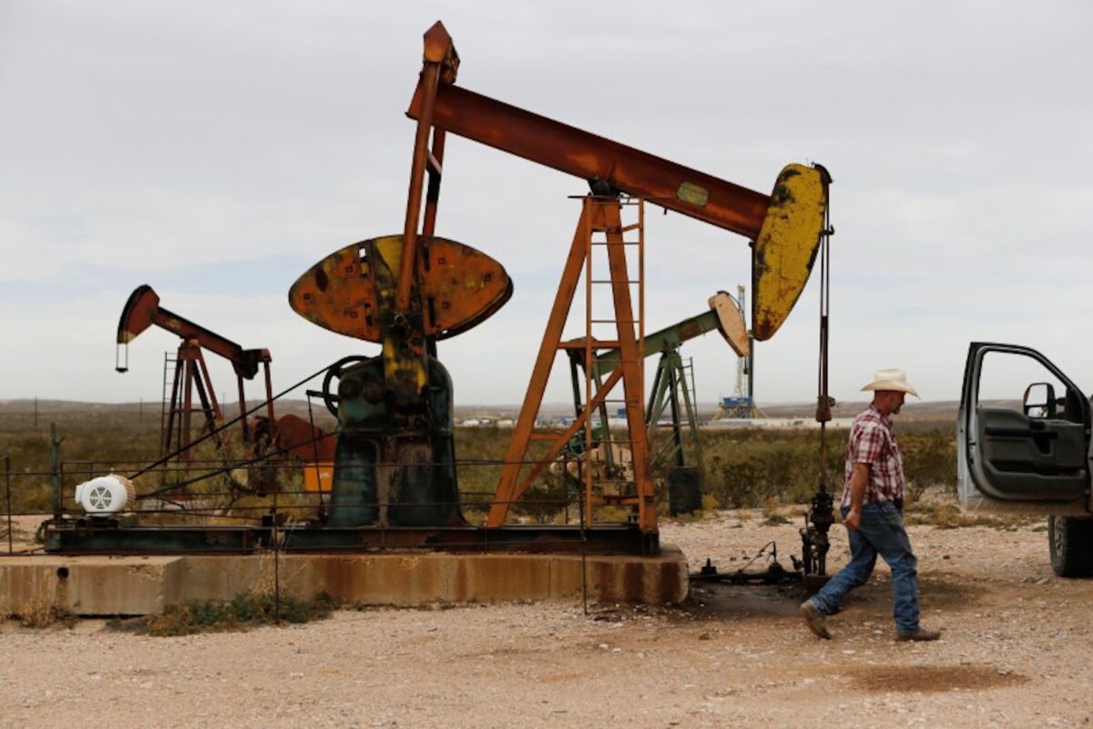 Ông Paul Putnam, 53 tuổi, một điền chủ và là nhà thầu bơm dầu, đi ngang qua một dàn bơm hút dầu ở hạt Loving, Texas vào ngày 25/11/2019. (Ảnh: Angus Mordant/Reuters qua The Epoch Times)