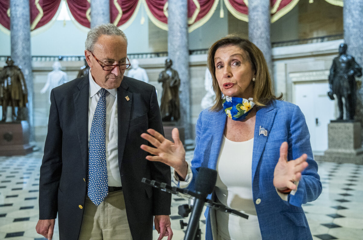 Chủ tịch Hạ viện Nancy Pelosi (Dân Chủ-Calif.) cùng Phó chủ tịch Thượng viện Chuck Schumer (Dân Chủ-N.Y.) nói chuyện với các phóng viên tại Điện Capitol ở Washington vào ngày 1/8/2020. (Ảnh: Manuel Balce Ceneta/AP qua The Epoch Times)