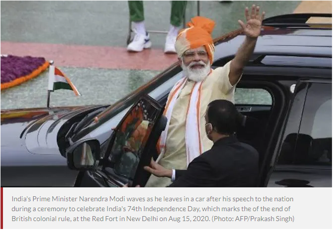 <em>Thủ tướng Ấn Độ Narendra Modi vẫy tay chào khi ông rời khỏi xe sau bài phát biểu trước quốc dân trong buổi lễ kỷ niệm Ngày Độc lập lần thứ 74 của Ấn Độ, ngày đánh dấu sự kết thúc của chế độ thực dân Anh, tại Pháo đài Đỏ ở New Delhi vào ngày 15 tháng 8, 2020. AFP / Prakash Singh ( ảnh chụp màn hình channelnewsasia)</em>