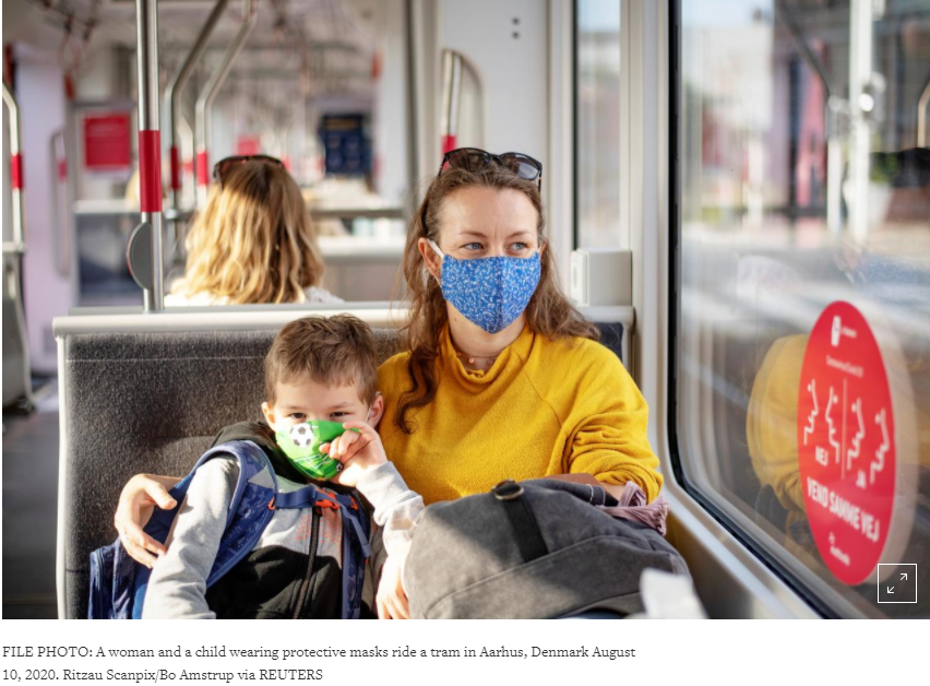 <em>Một phụ nữ và một đứa trẻ đeo mặt nạ bảo hộ đi xe điện ở Aarhus, Đan Mạch ngày 10 tháng 8 năm 2020. Ritzau Scanpix / Bo Amstrup qua REUTERS ( ảnh chụp màn hình reuters.com)</em>