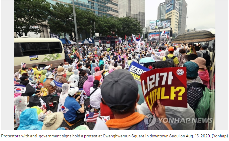 <em>Những người biểu tình có dấu hiệu chống chính phủ tổ chức một cuộc biểu tình tại Quảng trường Gwanghwamun ở trung tâm thành phố Seoul vào ngày 15 tháng 8 năm 2020. (Yonhap- ảnh chụp màn hình trang en.yna.co.kr)</em>