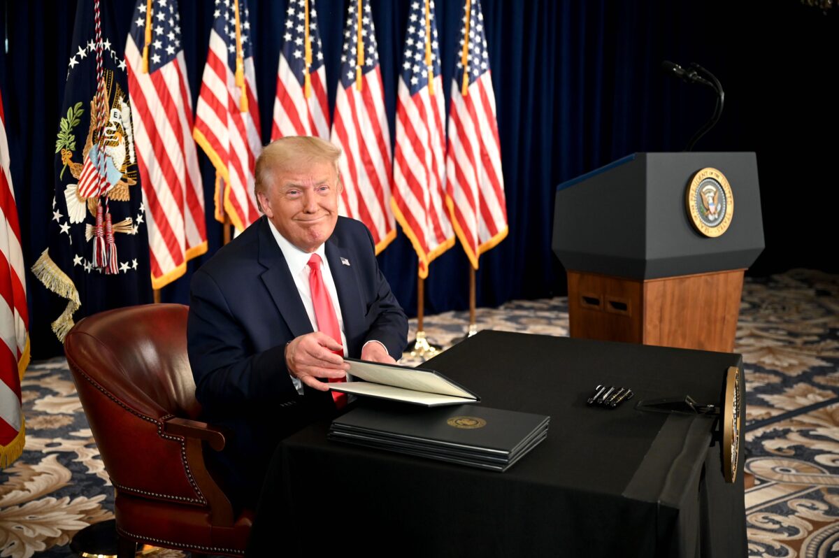 TT Donald Trump ký sắc lệnh gia hạn cứu trợ kinh tế do virus Trung Cộng, trong một cuộc họp báo ở Bedminster, NJ, vào ngày 8/8/2020 (Ảnh: Jim Watson/AFP qua Getty Images)