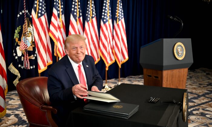 <em>Tổng thống Donald Trump ký sắc lệnh gia hạn cứu trợ kinh tế do COVID-19, trong một cuộc họp báo ở Bedminster, N.J., vào ngày 8/8/2020. (Ảnh: Jim Watson/AFP qua Getty Images)</em>