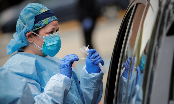 Các y tá đang lấy mẫu xét nghiệm virus CCP tại Bệnh viện Đại học North Shore ở Manhasset, NY, vào ngày 6 tháng 5 năm 2020. (Ảnh Brendan McDermid / Reuters)