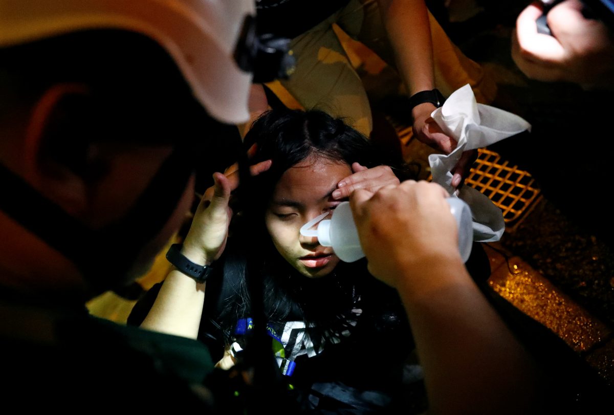 <em>Một phụ nữ được sơ cứu gần đồn cảnh sát Mong Kok ở Hồng Kông vào ngày 7/9/2019. (Kai Pfaffenbach/Reuters)</em>