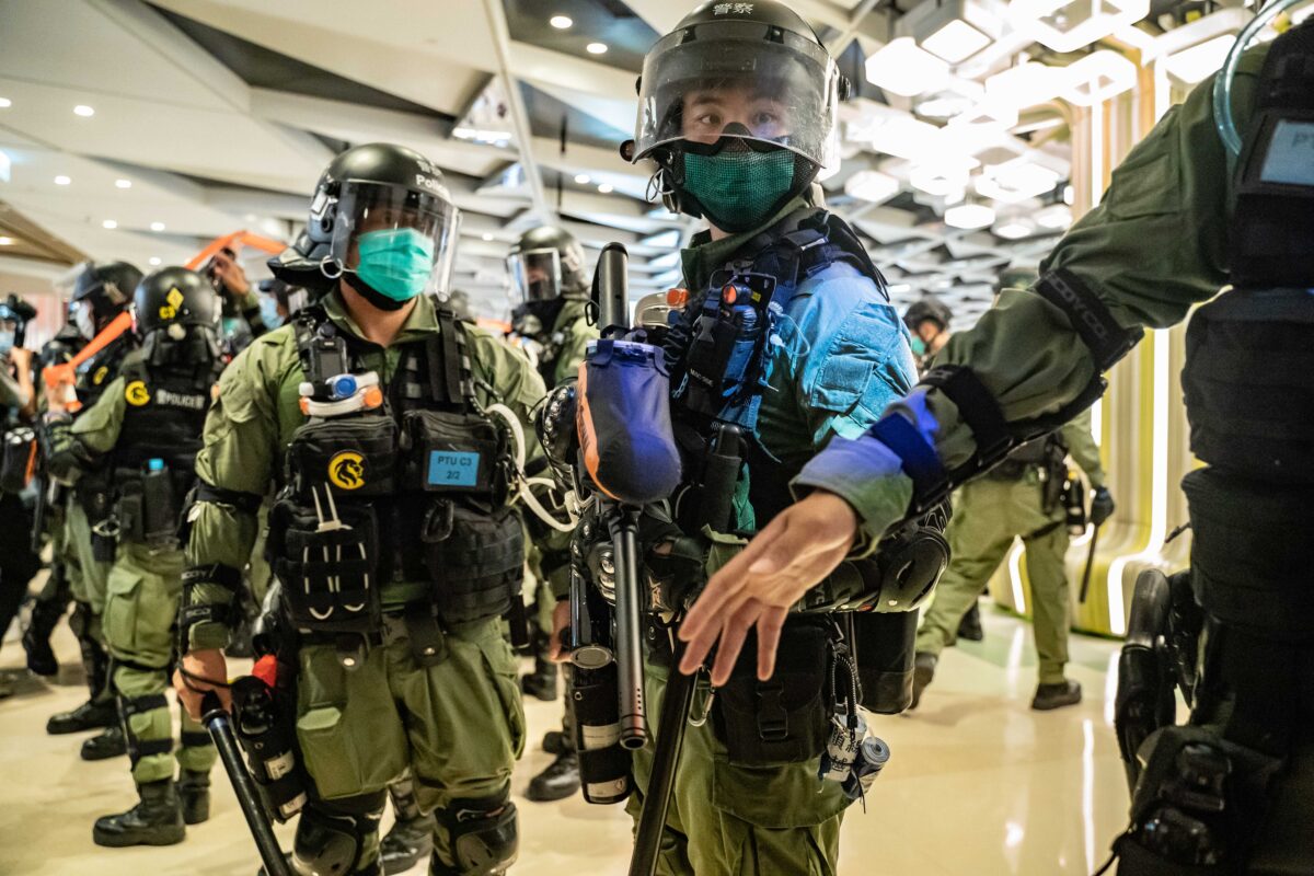 Cảnh sát chống bạo động bảo vệ một khu vực bên trong một trung tâm mua sắm trong một cuộc biểu tình ở Hồng Kông, vào ngày 21/7/2020. <em>(Ảnh: Anthony Kwan/Getty Images)</em>