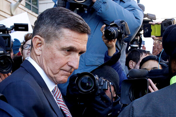 Cựu cố vấn an ninh quốc gia, Trung tướng Michael Flynn đi ngang qua giới truyền thông khi ông rời đi sau việc bản tuyên án của ông bị trì hoãn tại Tòa án Quận Hoa Kỳ ở Hoa Thịnh Đốn vào ngày 18/12/2018. (Ảnh Joshua Roberts / Reuters)