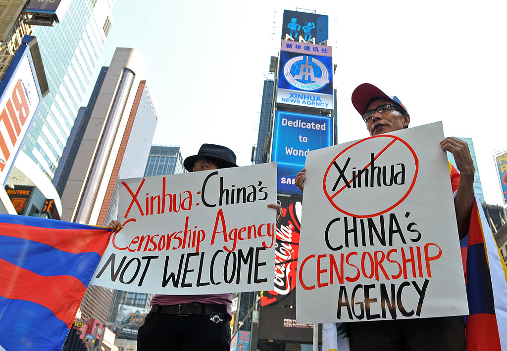 Người biểu tình chống Tân Hoa Xã ở quảng trường Thời đại ở Manhattan, New York. (Ảnh: Getty qua NTDTV)