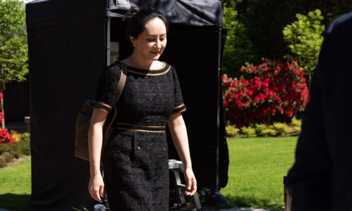 Bà Mạnh Vãn Châu đi bộ đến Tòa án Tối cao tại Vancouver vào ngày 27/5/2020. (Ảnh Jerry Wu / The Epoch Times)