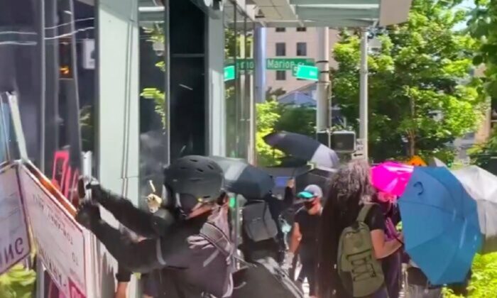 Những kẻ bạo loạn ở Seattle đập phá ATM, các cửa hiệu trong suốt cuộc tuần hành