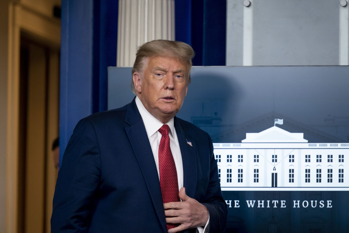Tổng thống Donald Trump đến dự một cuộc họp báo tại Phòng họp báo James Brady tại Tòa Bạch Ốc ở Hoa Thịnh Đốn vào ngày 10/8/2020. (Ảnh: Andrew Harnik/AP)