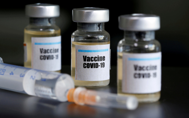 <em>EU đạt thỏa thuận mua 300 triệu liều vaccine Covid-19 từ AstraZeneca (Ảnh: Dado Ruvic / Minh họa/ Reuters)</em>