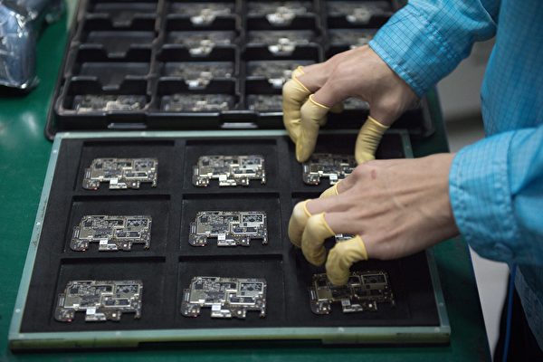 Chính phủ Hoa Kỳ đang xem xét có nên thêm "SMIC", nhà sản xuất chất bán dẫn tiên tiến nhất của Trung Quốc, vào danh sách đen thương mại hay không. (Ảnh: Nicolas Asfouri/ AFP/Getty qua Epoch Times)