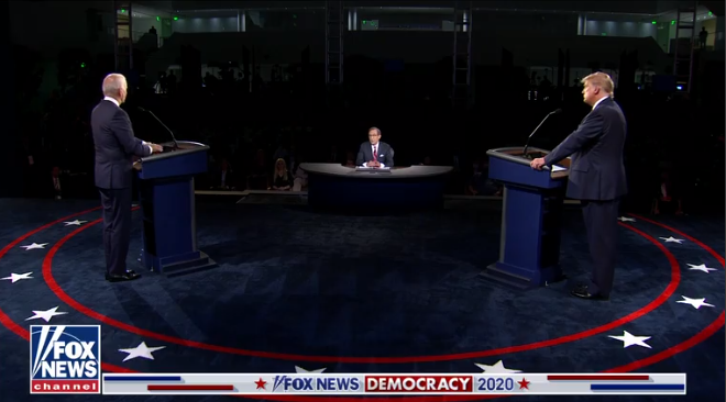 Theo Foxnews, cuộc tranh luận đầu tiên đã diễn ra vào ngày 30/9 (giờ Việt Nam), hai ứng viên đã lên sân khấu. TT Trump ở bên trái và ứng viên Đảng Dân Chủ - ông Joe Biden ở bên phải. (Ảnh chụp màn hình video Foxnews)