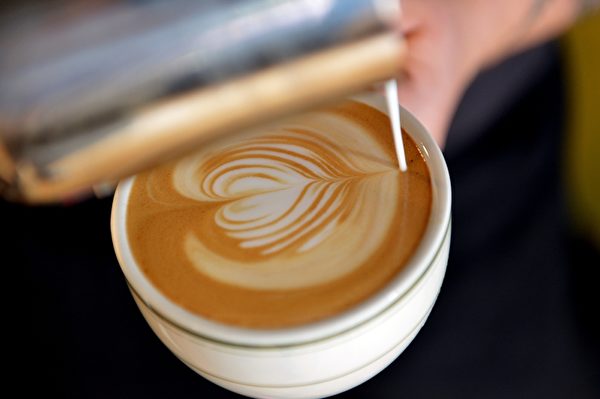 Hình ảnh một quán cà phê ở New York đang pha một ly cà phê latte. (Ảnh AFP photo/ Stan Honda)