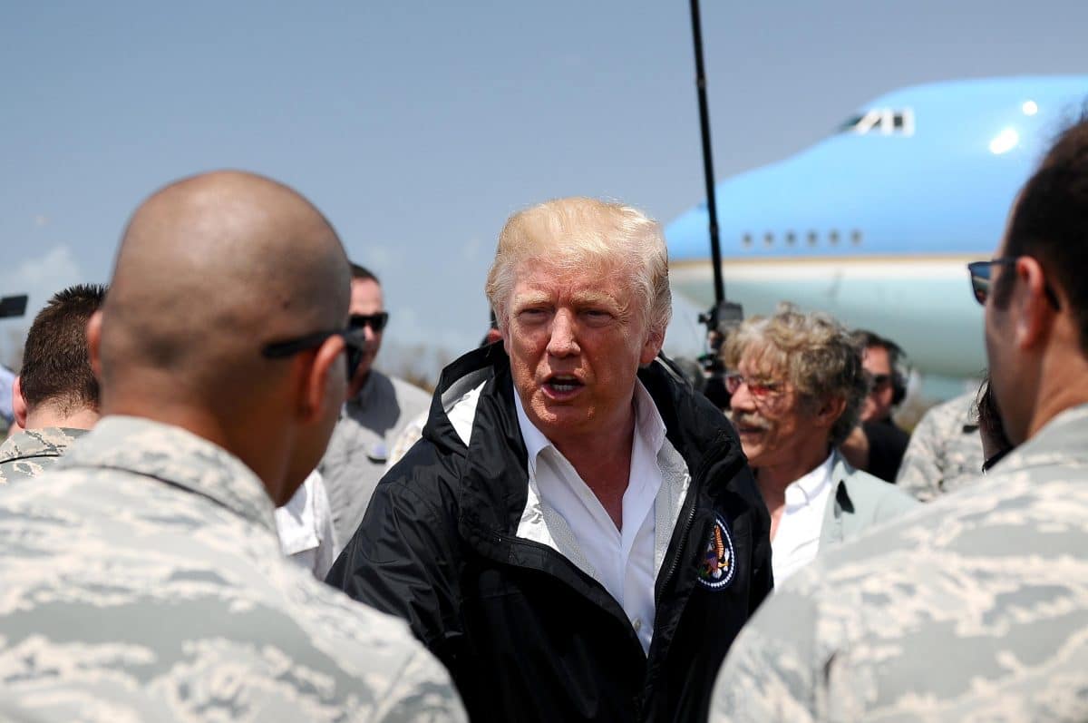 Tổng thống Donald Trump bắt tay các thành viên dịch vụ trong chuyến thăm đến Carolina, Puerto Rico, vào ngày 3/10/2017. (Ảnh Vệ binh Quốc gia Puerto Rico của Trung sĩ José Ahiram Díaz)