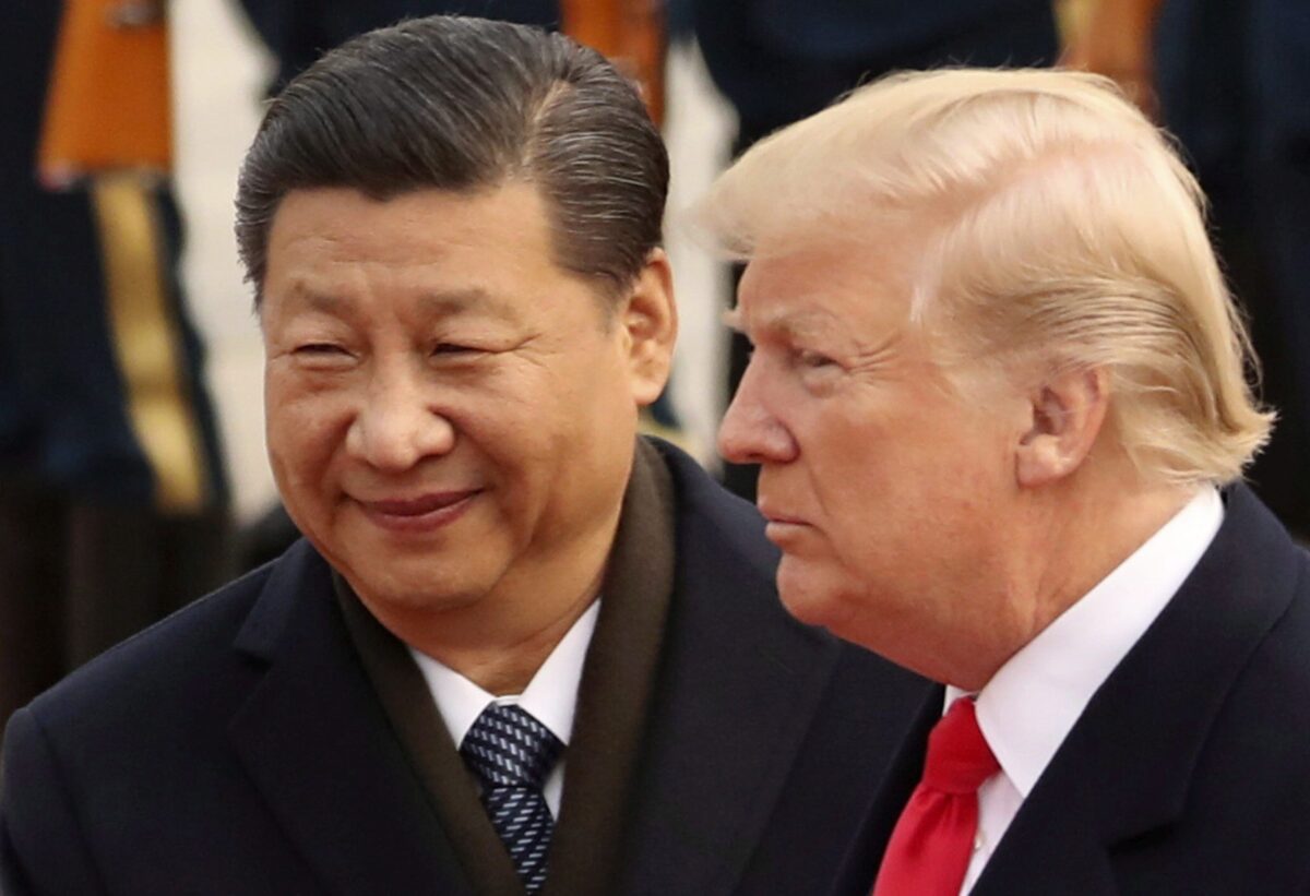 Tổng thống Donald Trump và nhà lãnh đạo Trung Quốc Tập Cận Bình tham gia lễ chào đón tại Đại lễ đường Nhân dân ở Bắc Kinh, Trung Quốc, ngày 9/11/2017. (Ảnh: Andrew Harnik/AP qua The Epoch Times)