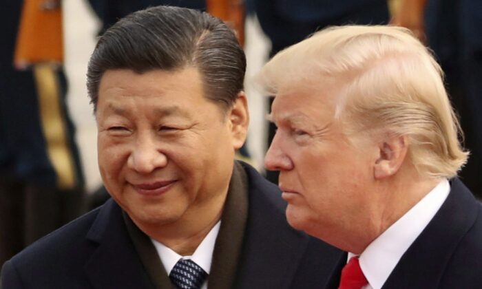 Tổng thống Mỹ Donald Trump và Chủ tịch Tập Cận Bình tham gia lễ đón tại Đại lễ đường Nhân dân ở Bắc Kinh, Trung Quốc, ngày 9 tháng 11 năm 2017. (Ảnh: Andrew Harnik / AP qua The Epoch Times)