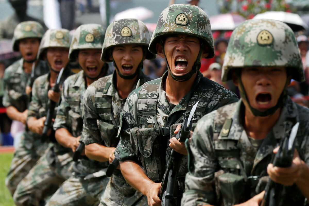 Các binh sĩ Quân đội Giải phóng Nhân dân (PLA) của Trung Quốc tham gia một diễn tập tại căn cứ hải quân Đảo Stonecutters ở Hồng Kông, hôm 30/6/2019. (Ảnh Tyrone Siu / Reuters)
