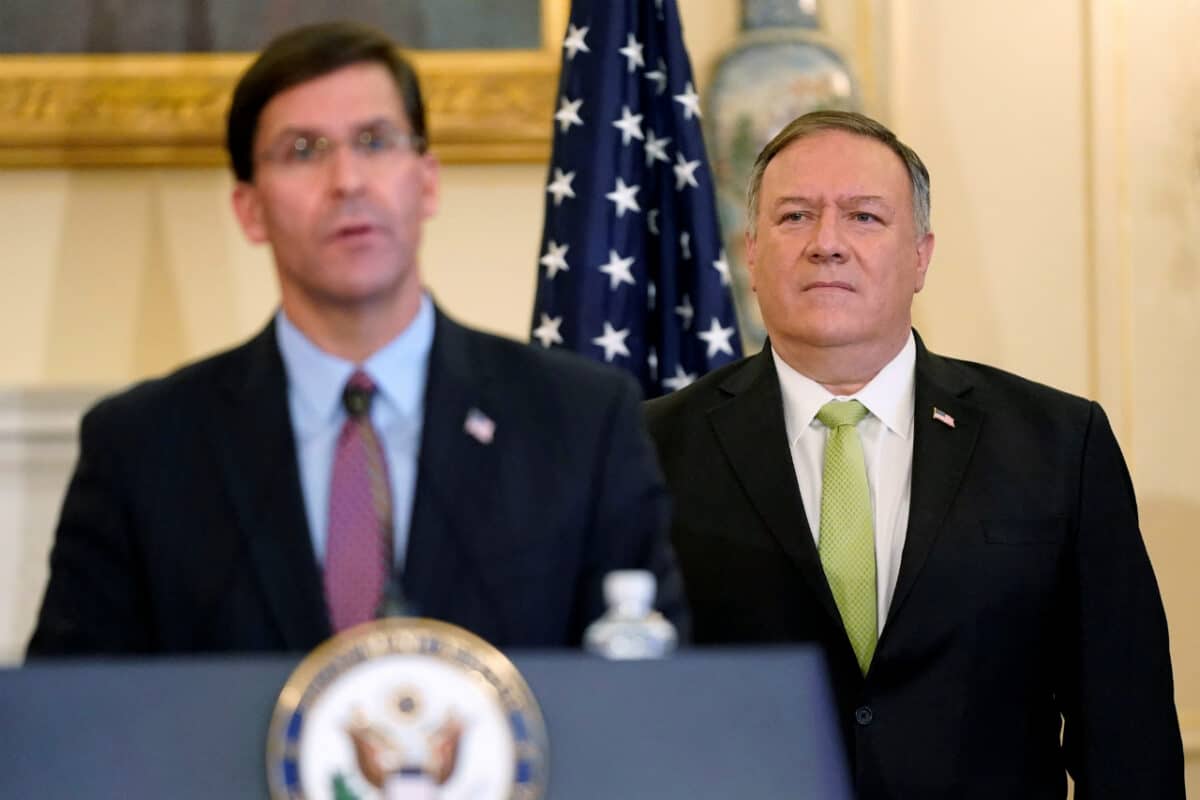 Ngoại trưởng Hoa Kỳ Mike Pompeo lắng nghe Bộ trưởng Quốc phòng Mark Esper phát biểu trong cuộc họp báo công bố việc chính phủ Trump khôi phục các lệnh trừng phạt đối với Iran, tại Bộ Ngoại giao Hoa Kỳ ở Washington, vào ngày 21/9/2020. (Ảnh Patrick Semansky/ Pool thông qua Reuters)