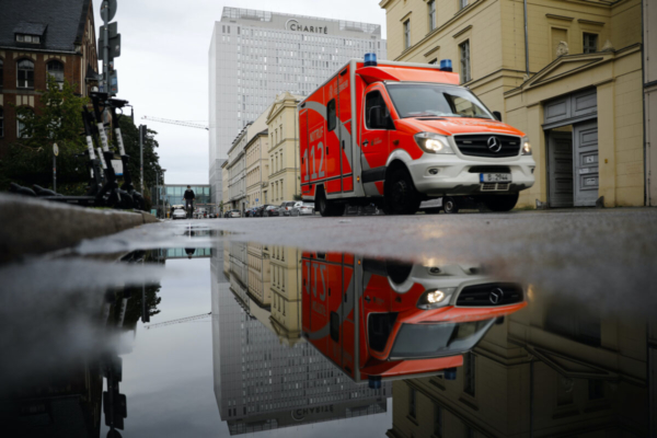 Xe cứu hộ chạy trước tòa nhà trung tâm của bệnh viện Charite, nơi thủ lĩnh phe đối lập Nga Alexei Navalny đang được điều trị, ở Berlin, vào ngày 2/9/2020 (Ảnh Markus Schreiber/AP)