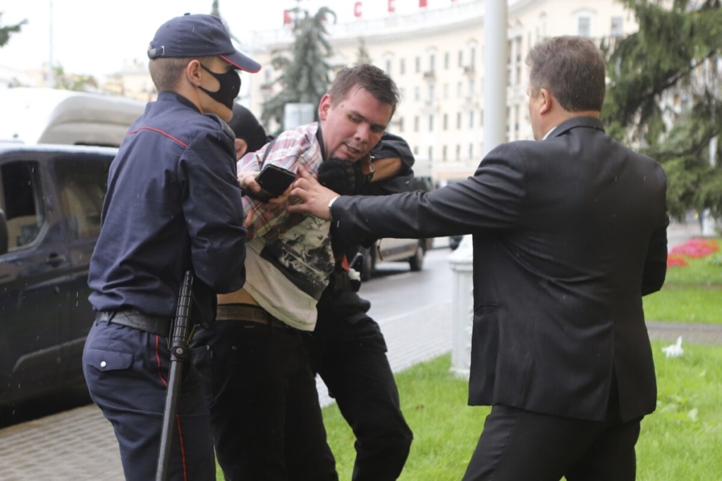 Cảnh sát bắt giữ các sinh viên trong cuộc biểu tình phản đối kết quả bầu cử tổng thống ở Minsk, Belarus, vào ngày 1/9/2020. (Ảnh: AP)