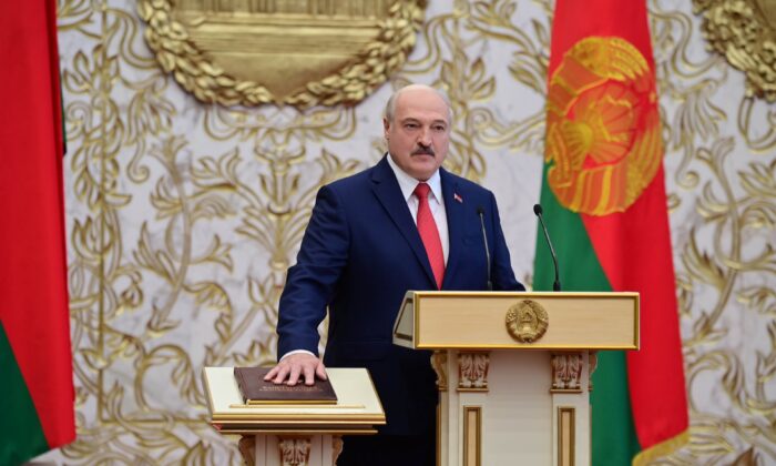 Alexander Lukashenko tuyên thệ nhậm chức Tổng thống Belarus trong buổi lễ tuyên thệ nhậm chức ở Minsk, vào ngày 23 tháng 9 năm 2020. (Ảnh Andrei Stasevich / BelTA / Handout / Reuters）