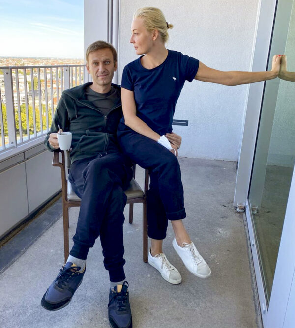 Lãnh đạo phe đối lập Nga Alexei Navalny và vợ Yulia trong một bức ảnh đăng trên tài khoản Instagram của ông được chụp tại một bệnh viện ở Berlin, vào ngày 21/9/2020. (Ảnh Navalny Instagram qua AP)
