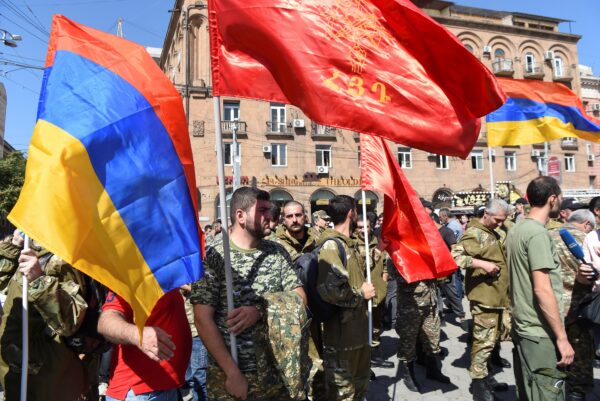 Mọi người tham dự cuộc họp tuyển quân tình nguyện ở Yerevan, Armenia, vào ngày 27/9/2020 sau khi chính quyền Armenia tuyên bố thiết quân luật và huy động nam giới [nhập ngũ] sau cuộc đụng độ với Azerbaijan trong khu vực tranh chấp Nagorno-Karabakh. (Ảnh: Melik Baghdasaryan / Photolure qua Reuters)