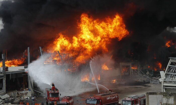 Lửa bùng cháy tại cảng ở Beirut, Lebanon vào ngày 10 tháng 9 năm 2020. (Ảnh: Hussein Malla / AP qua The Epoch Times)