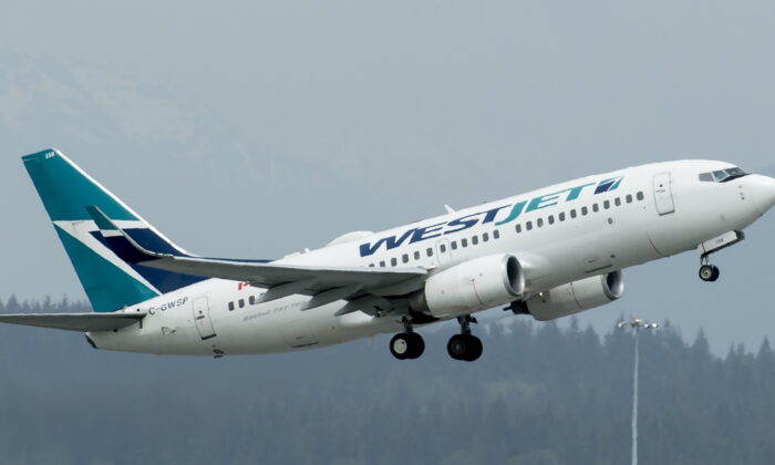 Một máy bay WestJet cất cánh từ Sân bay Quốc tế Vancouver ở Richmond, BC, Canada vào ngày 13 tháng 5 năm 2019. (Ảnh: Jonathan Hayward / The Canadian Press qua The Epoch Times)