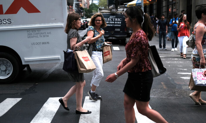 Người dân Hoa Kỳ đi bộ dọc theo một con phố mua sắm ở hạ Manhattan, thành phố New York vào ngày 5/7/2019. (Ảnh: Spencer Platt/Getty Images qua The Epoch Times)