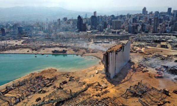 Ảnh chụp từ trên không cho thấy thiệt hại lớn đối với cảng Beirut và khu vực xung quanh, một ngày sau khi một vụ nổ lớn xé nát trung tâm thủ đô Lebanon với sức mạnh của một trận động đất, làm hơn 100 người thiệt mạng và hơn 4000 người bị thương, vào ngày 5 tháng 8, 2020 (Ảnh: AFP qua Getty Images).